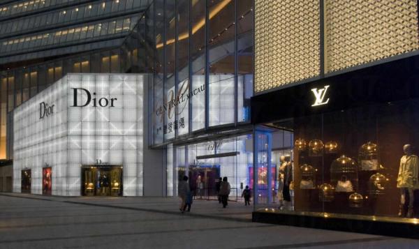 壹號廣場是澳門首間奢侈品旗艦商場,名店林立。 澳門